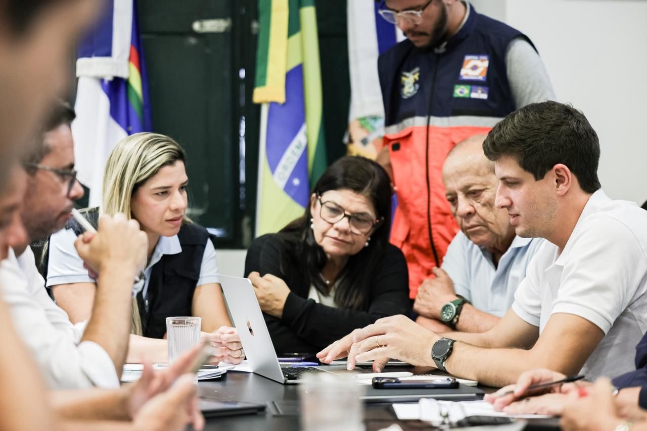 João Campos reúne prefeitos e anuncia que vai pedir a Lula recursos para projetos de prevenção às chuvas em municípios afetados