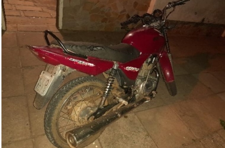 Motocicleta com restrição de roubo é localizada pela PM no Centro de Verdejante