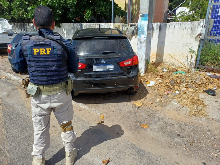 PRF recupera veículo com registro de furto na BR-407, em Petrolina