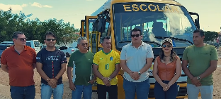 Prefeitura entrega micro-ônibus à comunidade durante programação da Feira da Agricultura Familiar